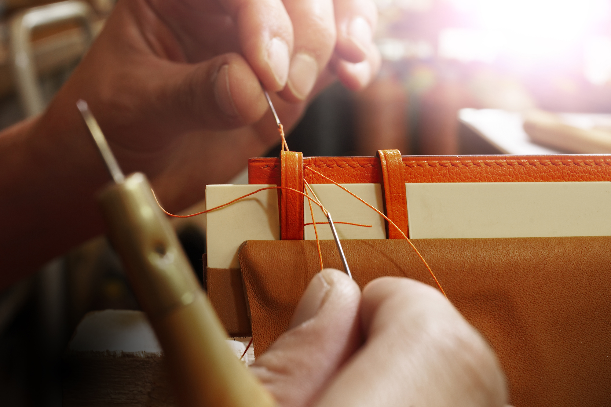Artistry and technical skill are equally important in sewing a saddler’s seam. The strap’s loops are particularly challenging: the craftsman makes six perfectly placed stitches to merge the loop’s ends.