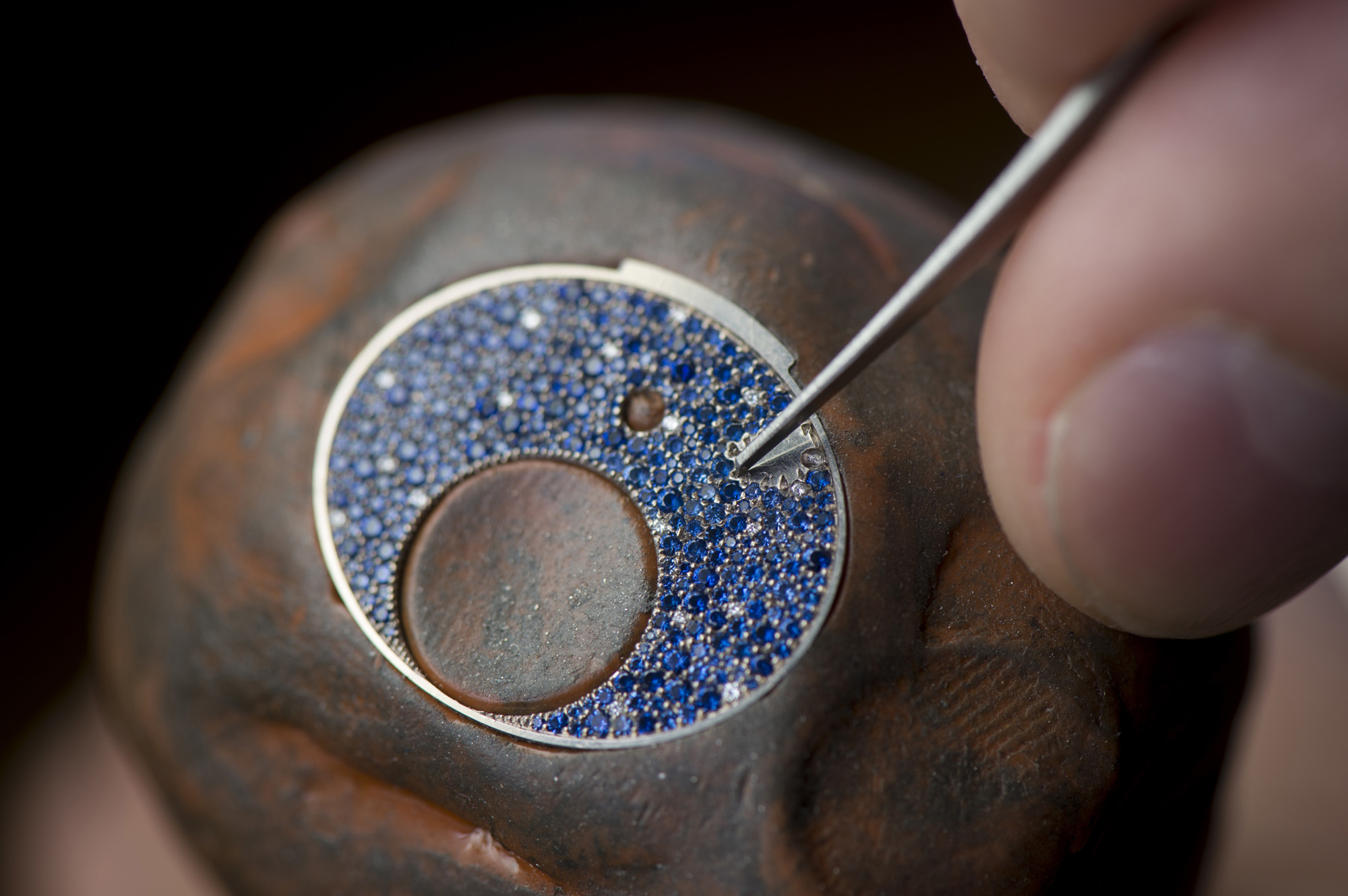A JLC innovation: The artisan directly creates the pattern in step with his thoughts and inspiration, based on diamonds of varying diameters, so as to entirely cover the gold surface of the dial.