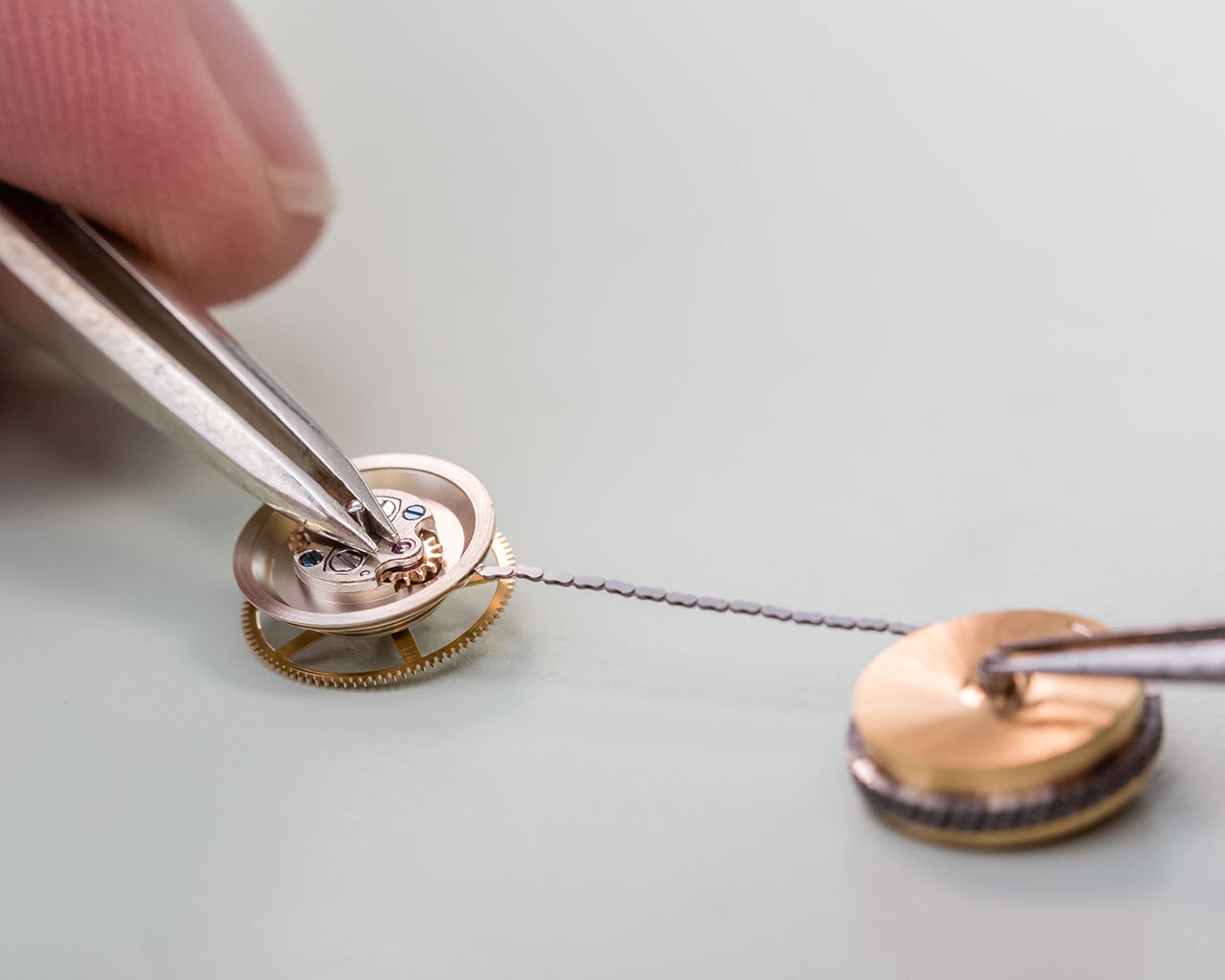 The fusee and chain transmission maintain the accuracy of the watch by making sure that it's constantly driven with the same torque. Watches using this traditional mechanism also carry the “Pour le Mérite” name in additon to the original name. 
