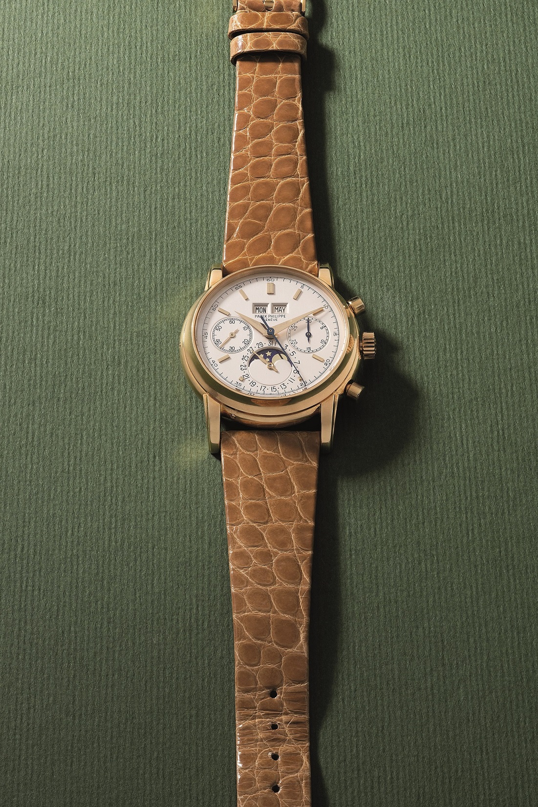 The well-appreciated ref. 2499/100 is one of the most sought-after pieces by collectors worldwide. There are only a total of 120 examples which were created of the piece of which this particular yellow gold perpetual calendar chronograph is available in an untouched condition with th e original box, hang tag, booklets and Extract from the Archives. 