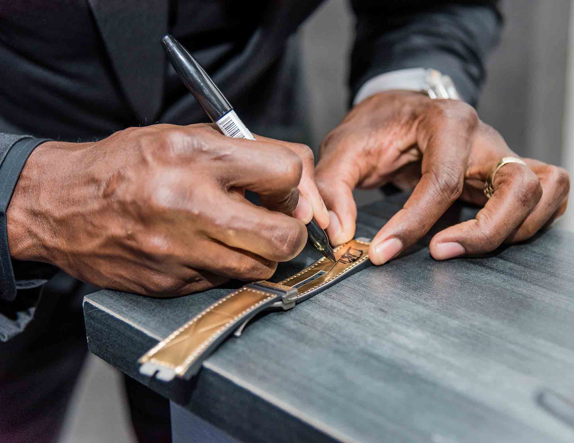 The sale of this watch shall give rise to a donation to the Usain Bolt Foundation, a charity launched by the champion to raise funds for schooling and cultural education for disadvantaged children.