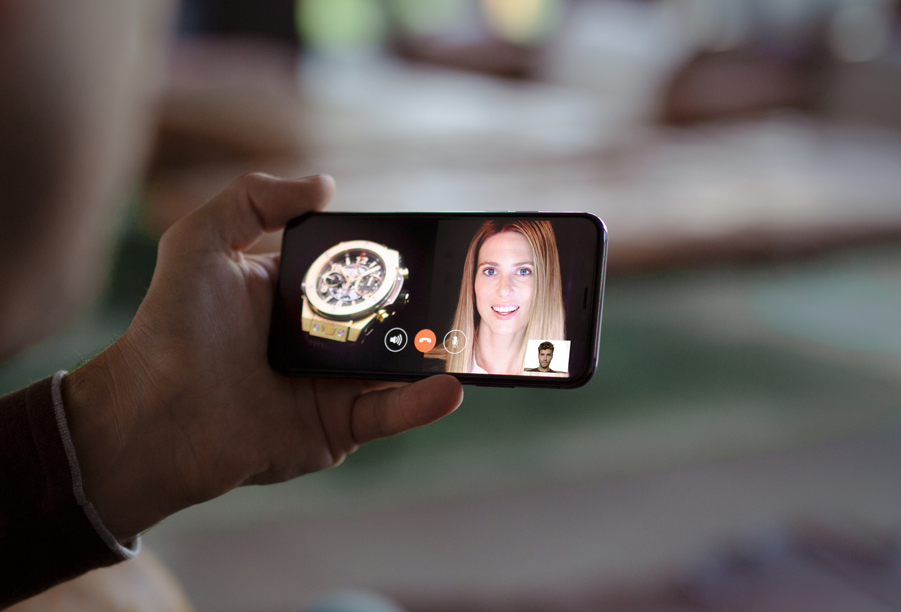 Via FaceTime or Skype, the client makes contact with one of the sales advisors in the boutique in the closest town and then begins to enjoy the Hublot experience. From the office, the lounge, the sunbed or even aboard a plane, the client can discover in real time, directly on his or her screen, the desired product presented live. It is a real interaction that removes constraints of time or place thanks to virtual technologies.