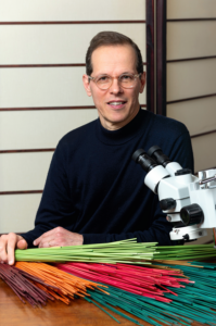 Bernardo d’Orey with different coloured rye straws and the microscope under which he makes his creations